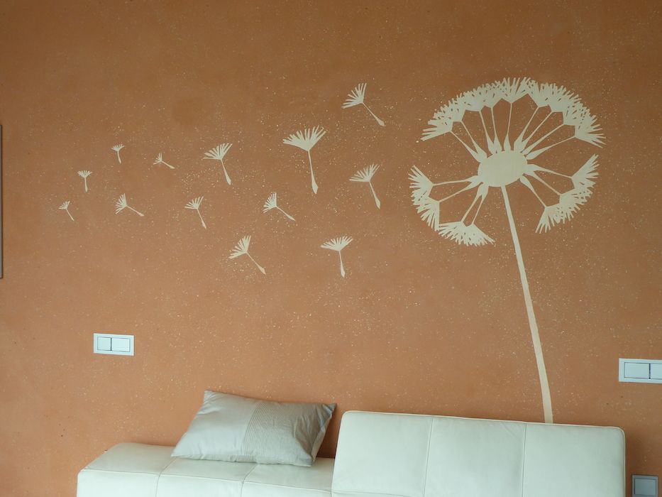 Wand mit Kalkglätte mit Intarsienarbeit als Pusteblume