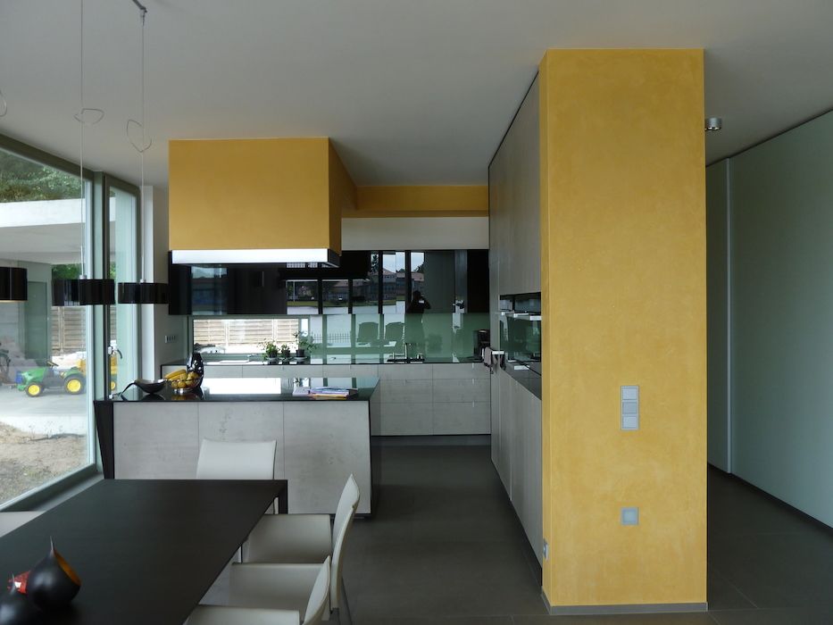 Moderne Küche mit Kalkglätte an den Wänden in einem Gelbton