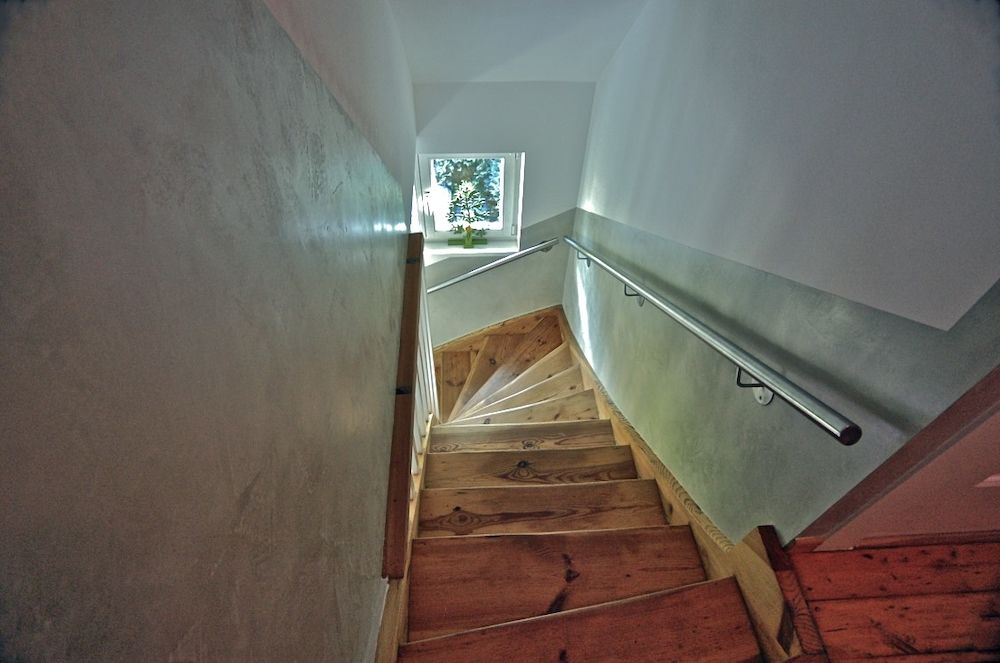 Treppenhaus mit Kalkglätte an den Wänden